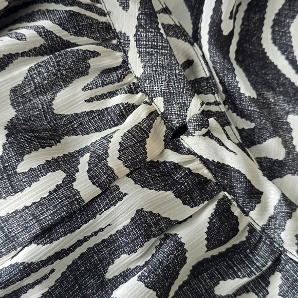 Vince Camuto-Zebra  Print BLOUSE - Picture 5 of 5